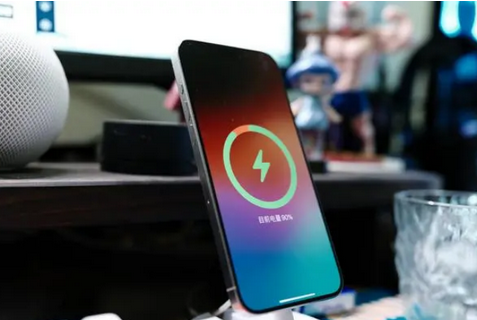 新北苹果15换屏服务分享用什么充电器给iPhone15充电更好 